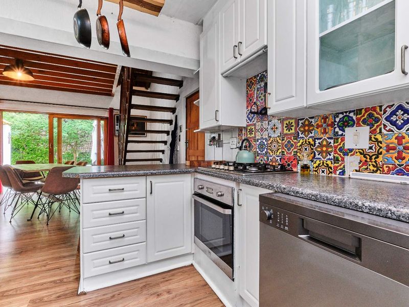 Stylish secure thatch living. - Photo 5