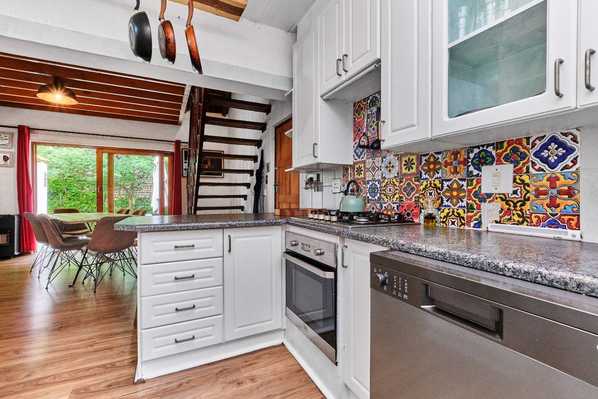 Stylish secure thatch living. - Photo 5