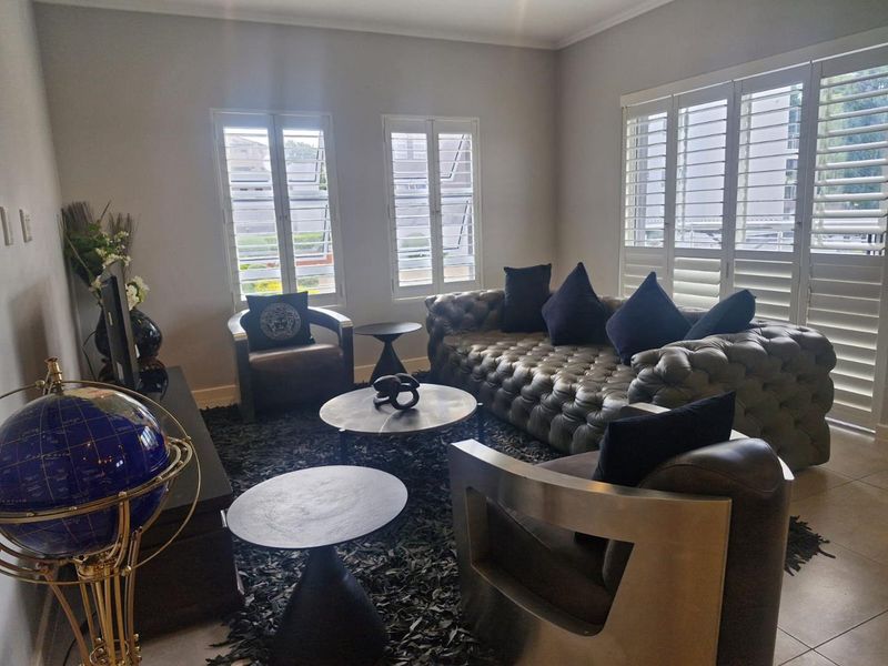 Sleek and modern 2 bedroom apartment in secure quiet complex - Photo 2