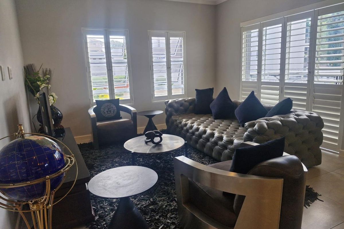 Sleek and modern 2 bedroom apartment in secure quiet complex - Photo 2