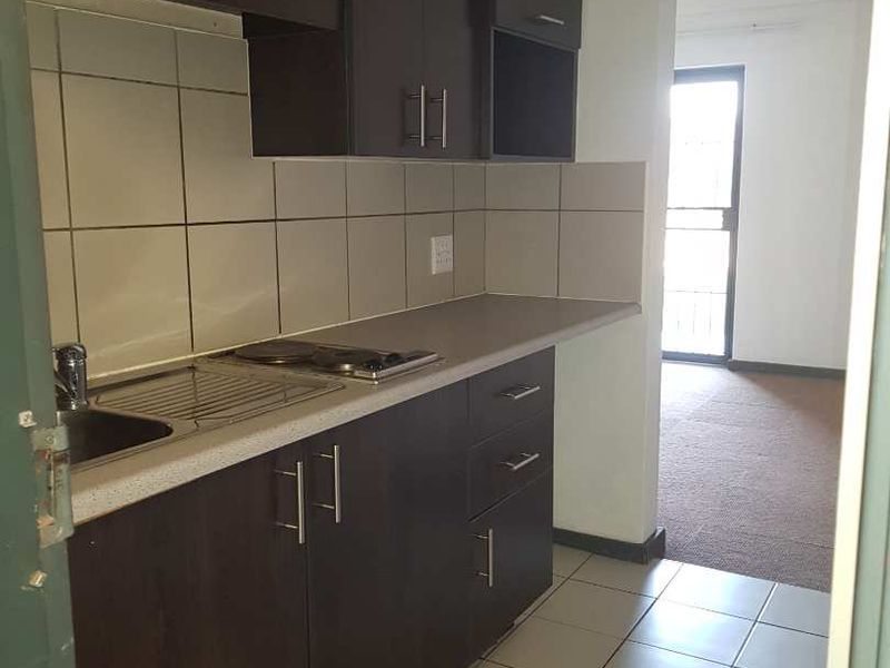 Studio Apartment in Ruimsig - Photo 2