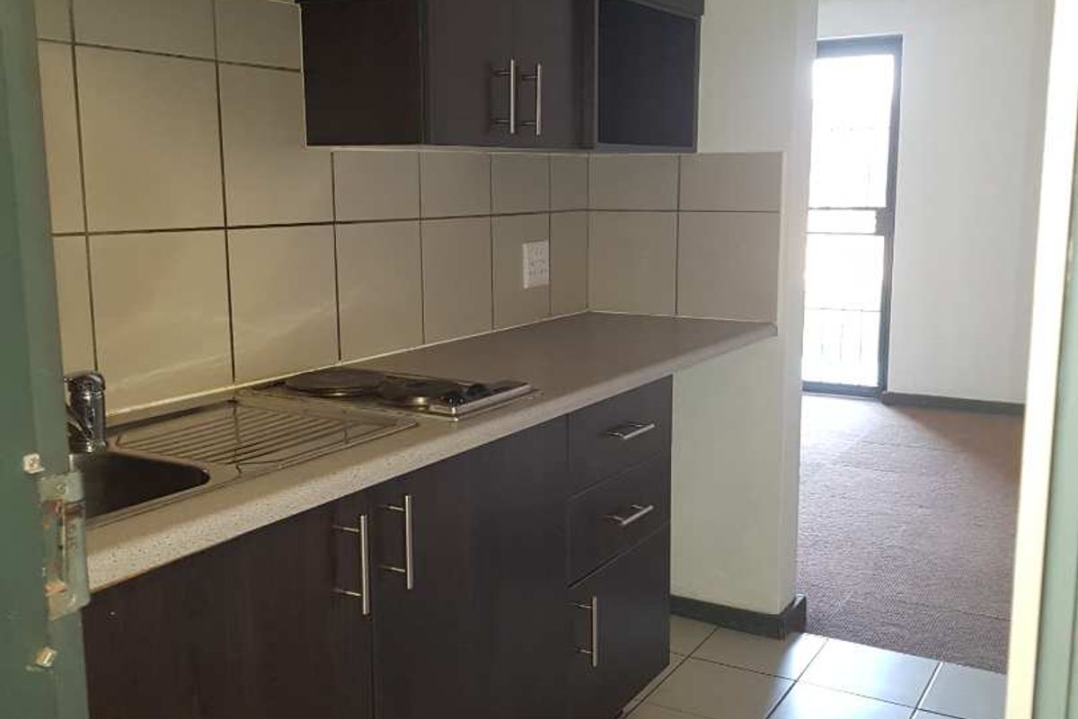 Studio Apartment in Ruimsig - Photo 2