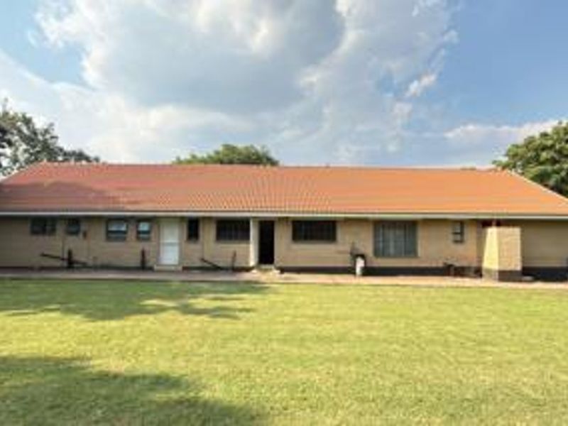 Spacious 4-Bed, 2-bath Family Home on a Massive Stand - Photo 4