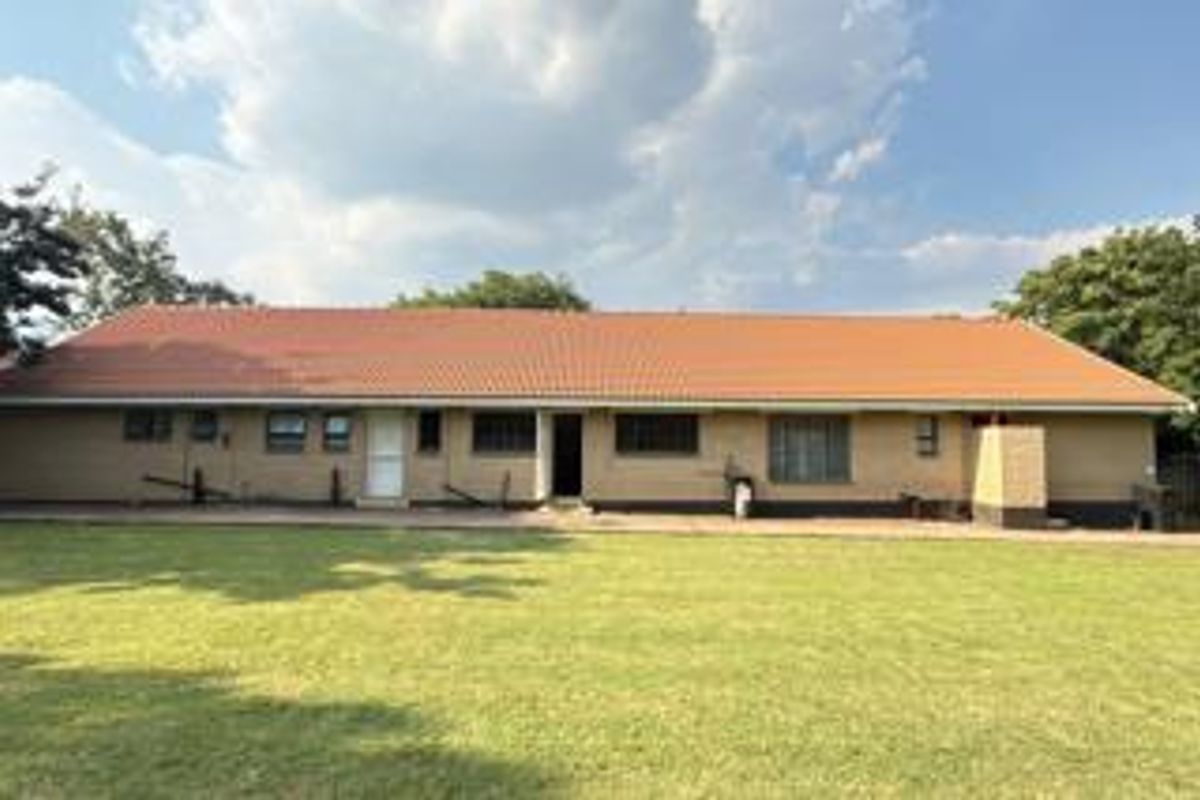 Spacious 4-Bed, 2-bath Family Home on a Massive Stand - Photo 4