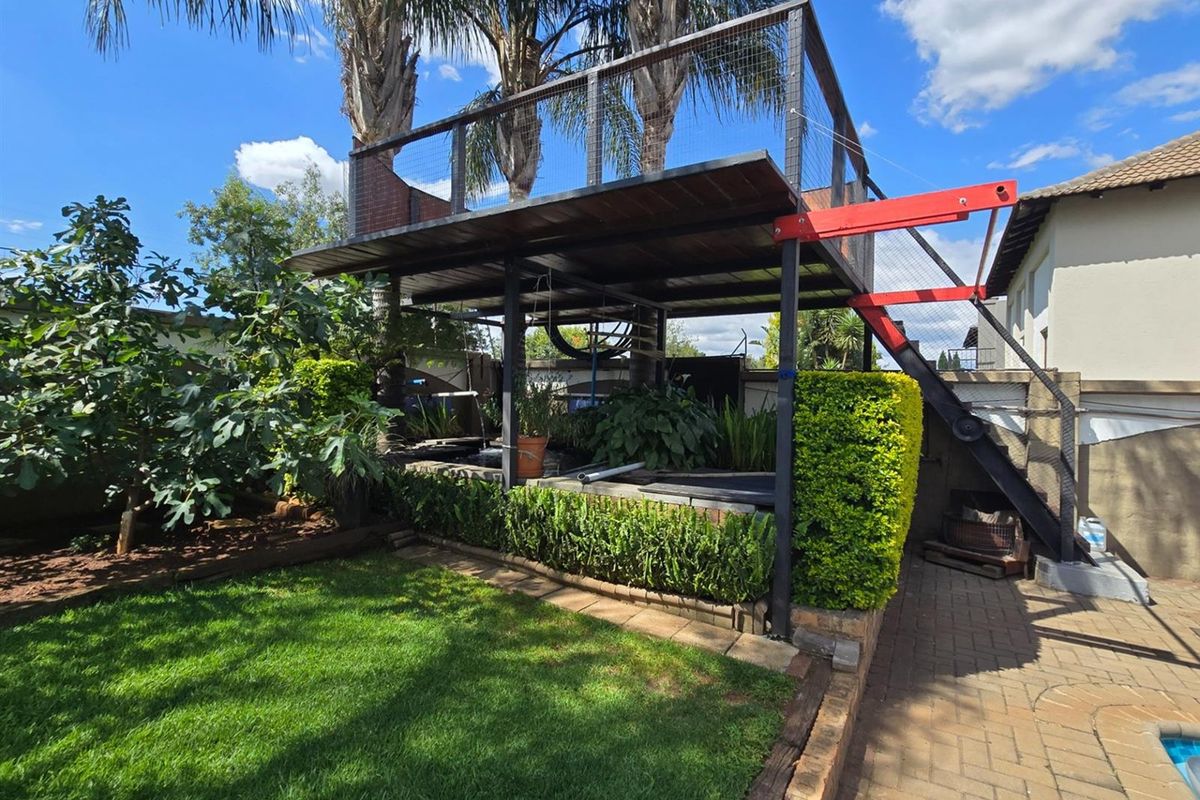 An Impressive Freestanding Residence Offering Refined Living, Poolside Luxury and Energy Efficiency - Photo 3