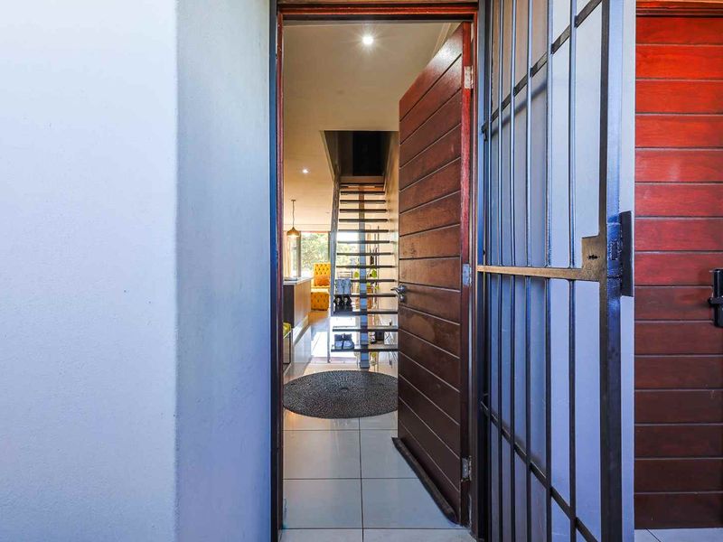 Modern 2-Bedroom Apartment with Rooftop Braai Area - Photo 3