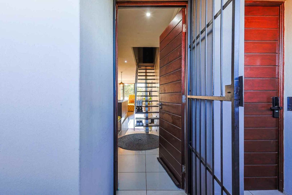 Modern 2-Bedroom Apartment with Rooftop Braai Area - Photo 3