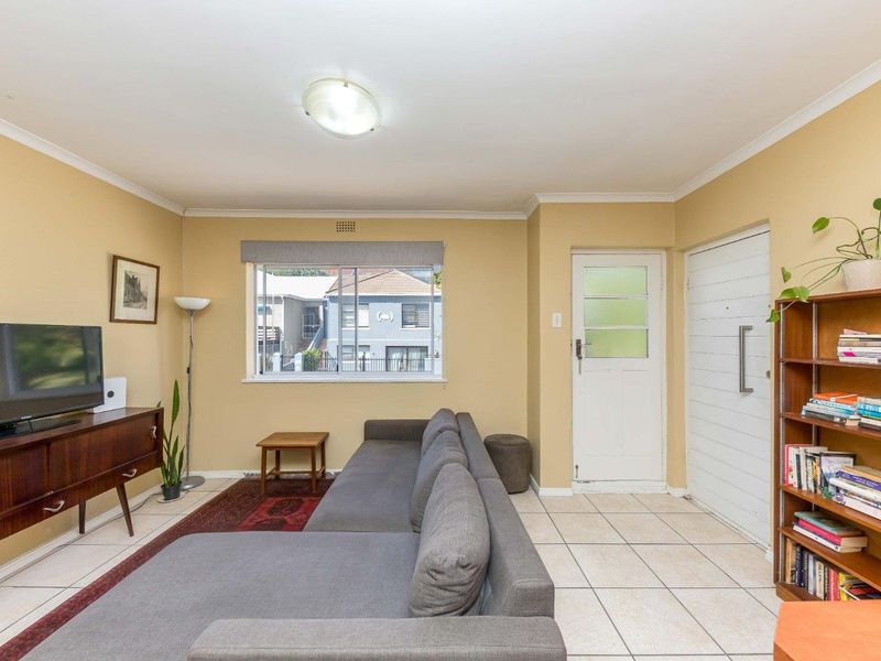 Spacious Two Bedroom Apartment - Photo 2