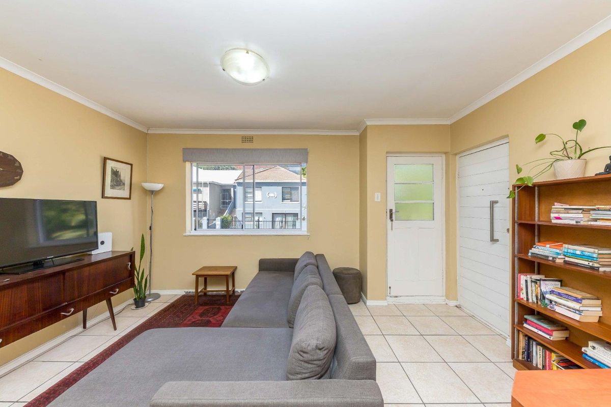 Spacious Two Bedroom Apartment - Photo 2