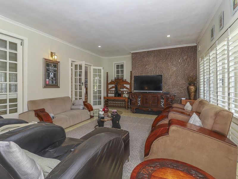 Spacious Family Home in the Heart of Gillitts - Photo 5