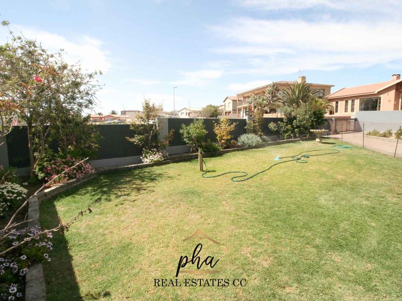 Huge Family Home For Sale in Swakopmund, Ocean View - Photo 3