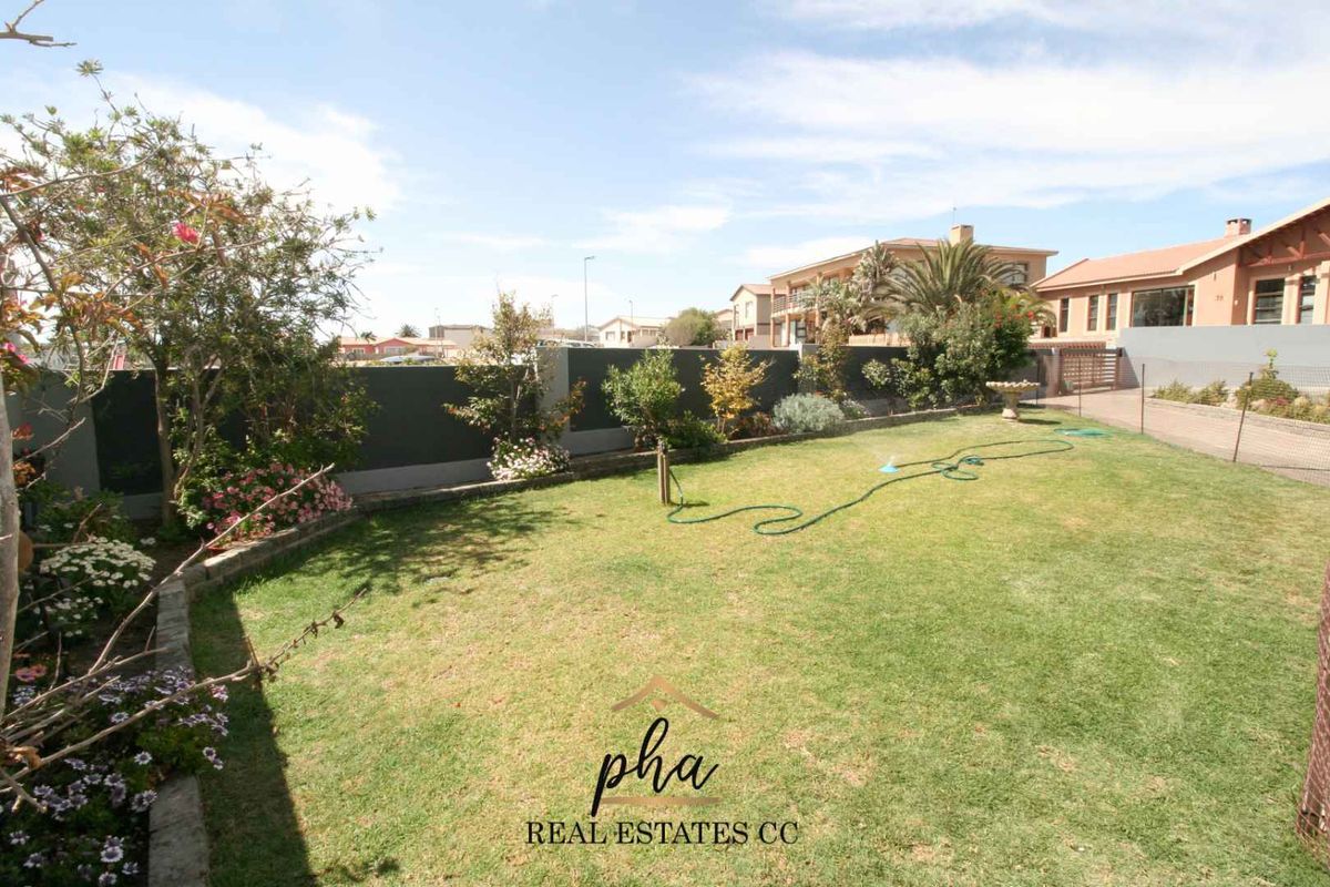 Huge Family Home For Sale in Swakopmund, Ocean View - Photo 3