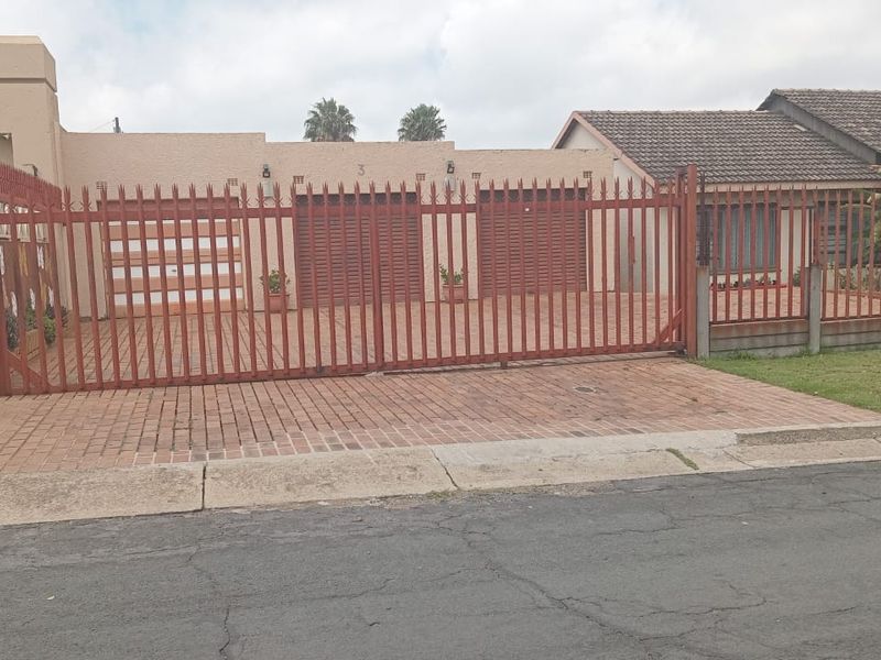 3 Bedroom House for Sale in Evanspark Johannesburg South - Photo 2