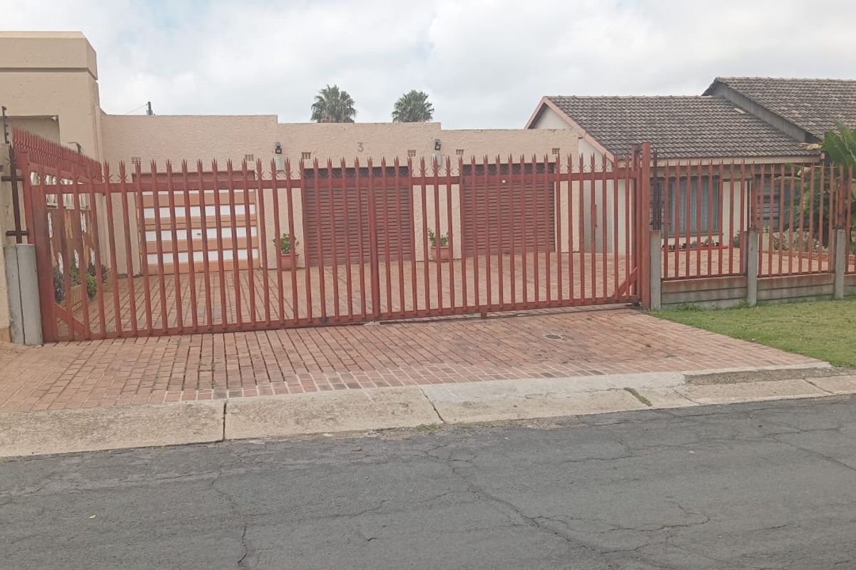 3 Bedroom House for Sale in Evanspark Johannesburg South - Photo 2