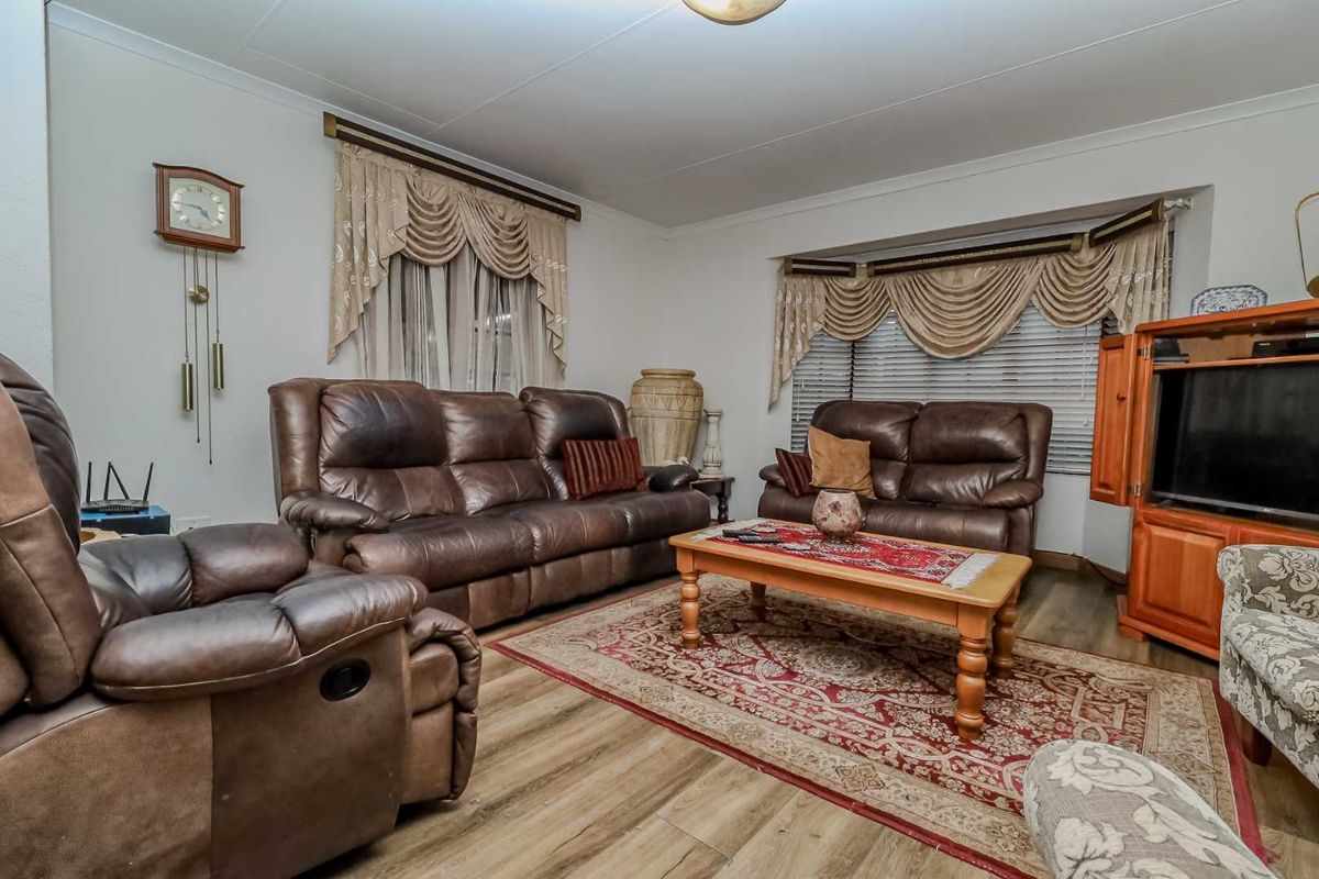Charming 3-Bedroom Cluster Home in a Safe, Peaceful Complex - Photo 4