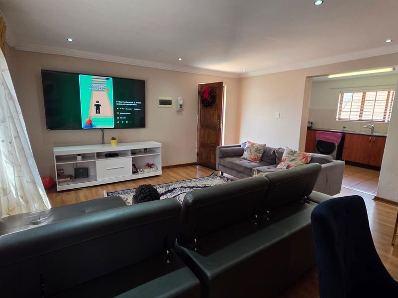 Spacious First floor Apartment - Photo 5