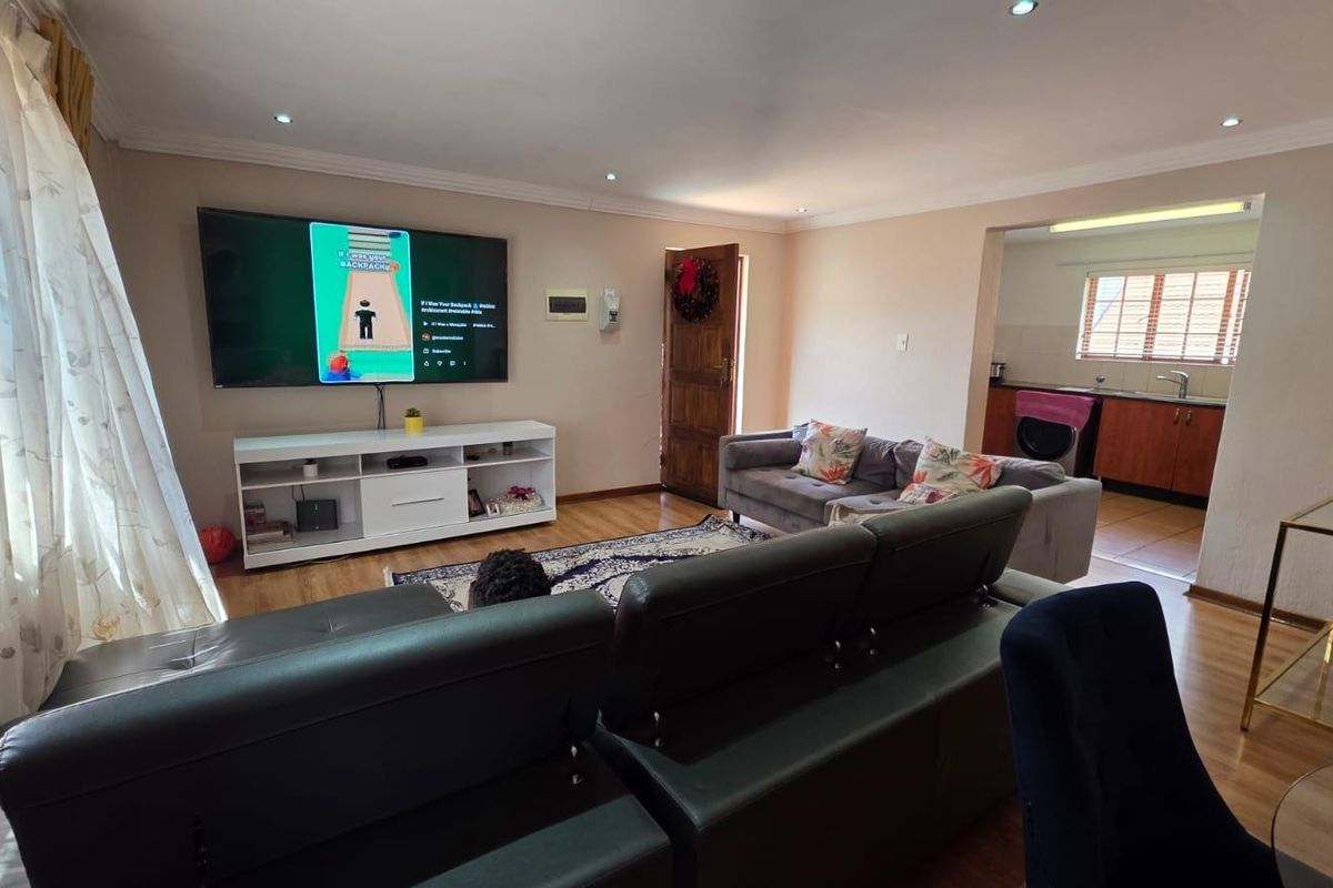 Spacious First floor Apartment - Photo 5