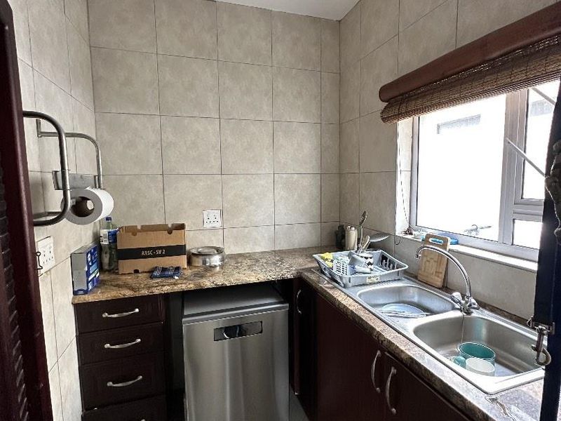 SPACIOUS 4 BEDROOM HOME WITH FLATLET AND GARDEN FOR RENT, SWAKOPMUND, VINETA - Photo 6