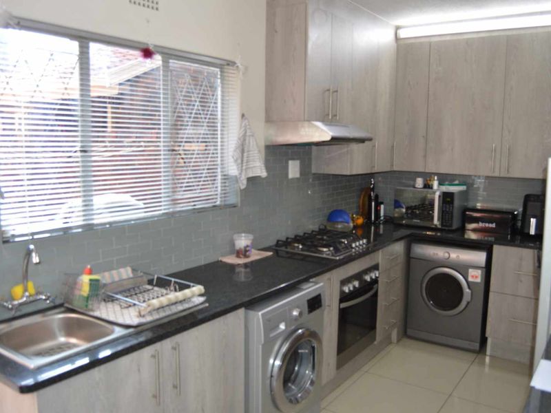 Three Bedroom Townhouse For Sale in Brackenhurst - Photo 8