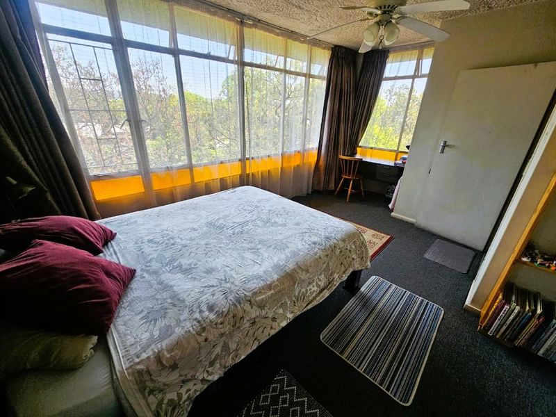 Neat 3-Storey Corner Townhouse in Quiet Part of Queenswood - Photo 9