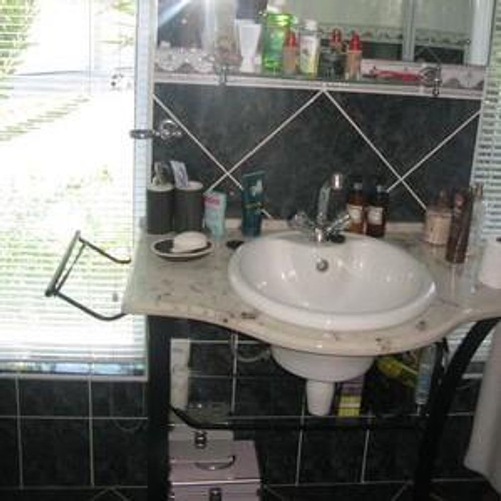 Flat: bathroom 