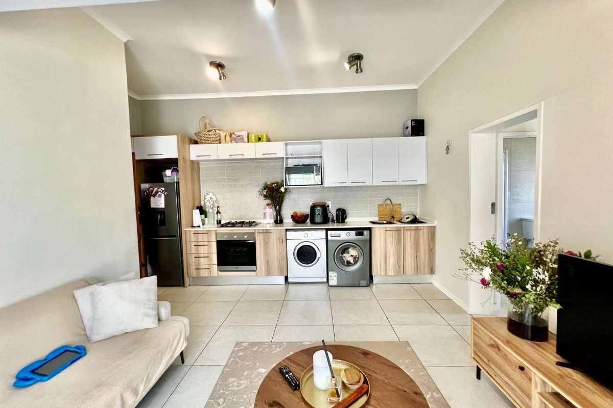 Charming Apartment: Perfect Blend of Comfort & Value - Photo 5