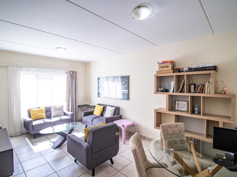 Charming 2-Bedroom with Easy Access to Shops & Transit - Photo 10