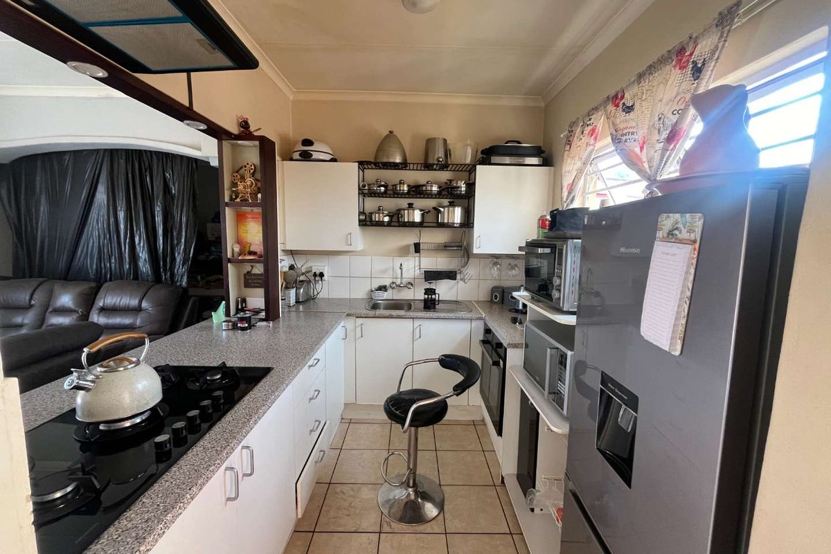 Perfect Start-Up Home with Exciting Potential! - Photo 3