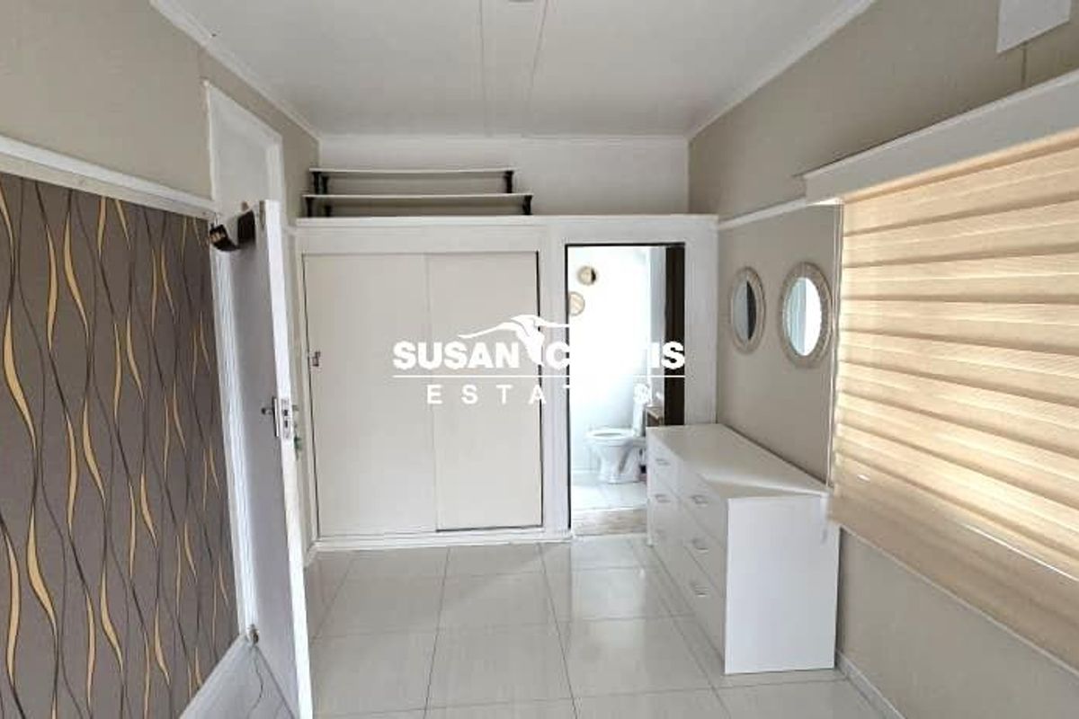 Family-Friendly House Featuring BBQ Room & Secure Enclosed Yard - Photo 5