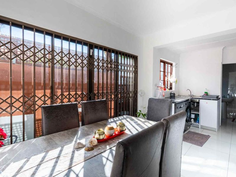 Charming 2-Bedroom Home with Rooftop Entertainment Area in the Heart of Sea Point - Photo 6