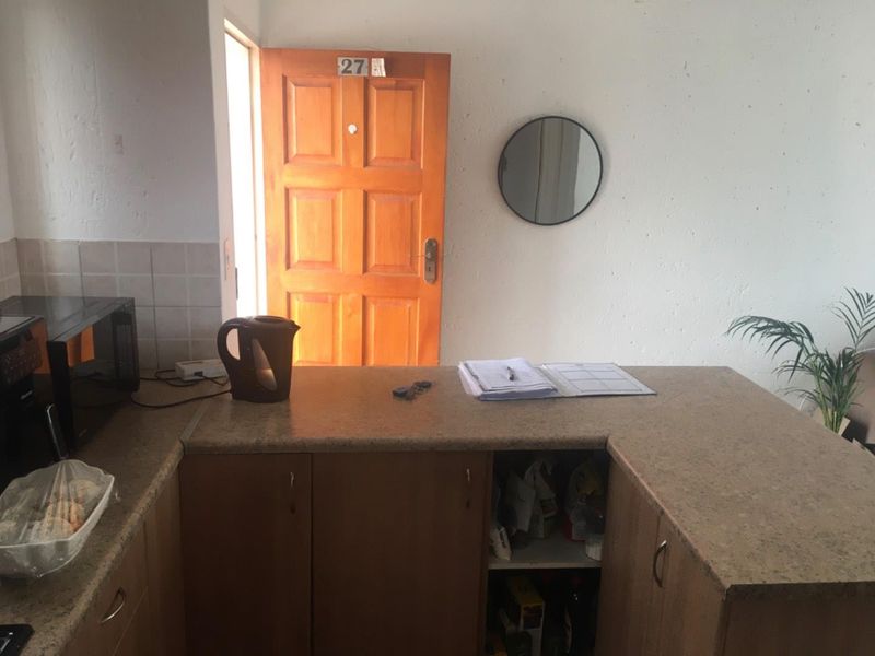 Immaculate apartment with covered parking - Photo 5