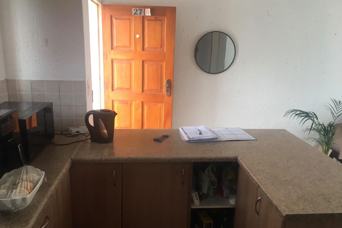 Immaculate apartment with covered parking - Photo 5