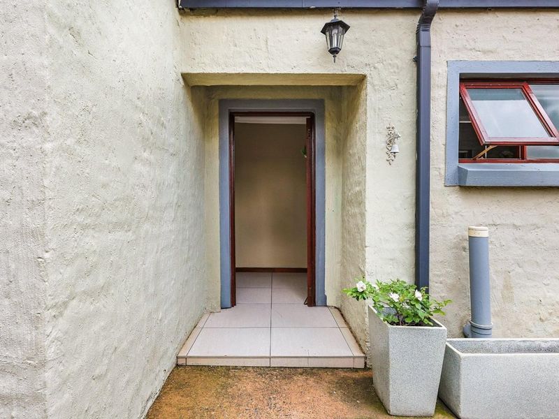 3 Bedroom, 2 Bathroom House for Sale - Photo 2