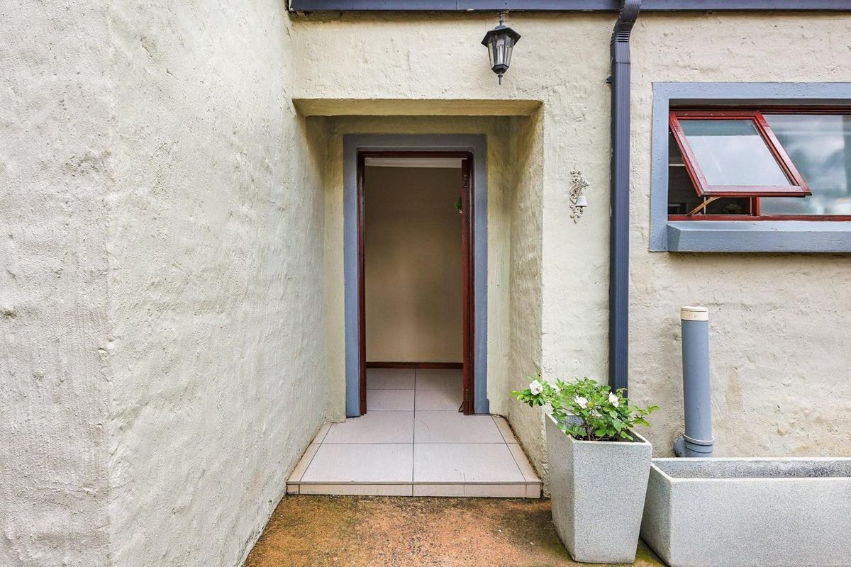 3 Bedroom, 2 Bathroom House for Sale - Photo 2