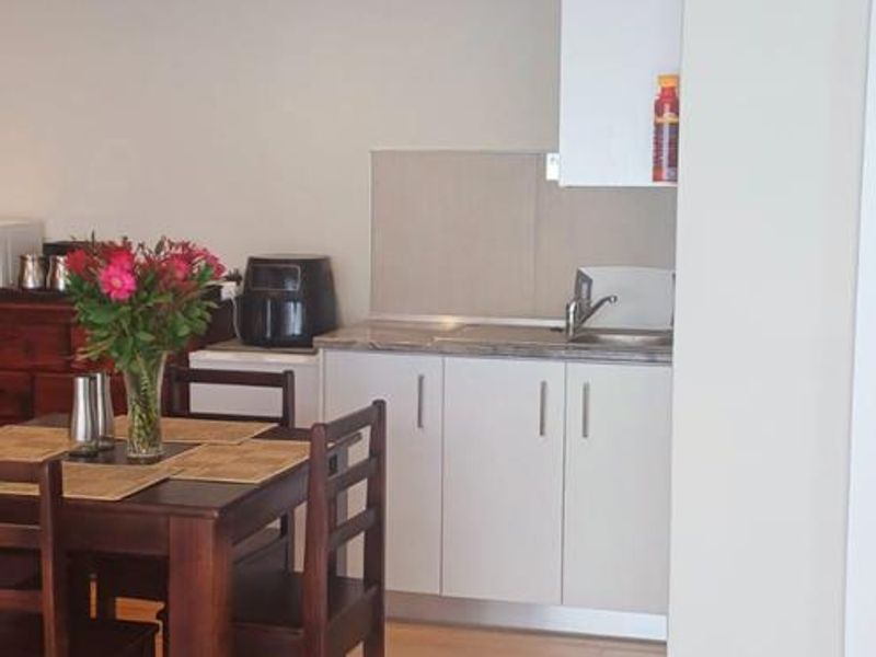 Elegant Furnished Garden cottage in Milnerton - Photo 6