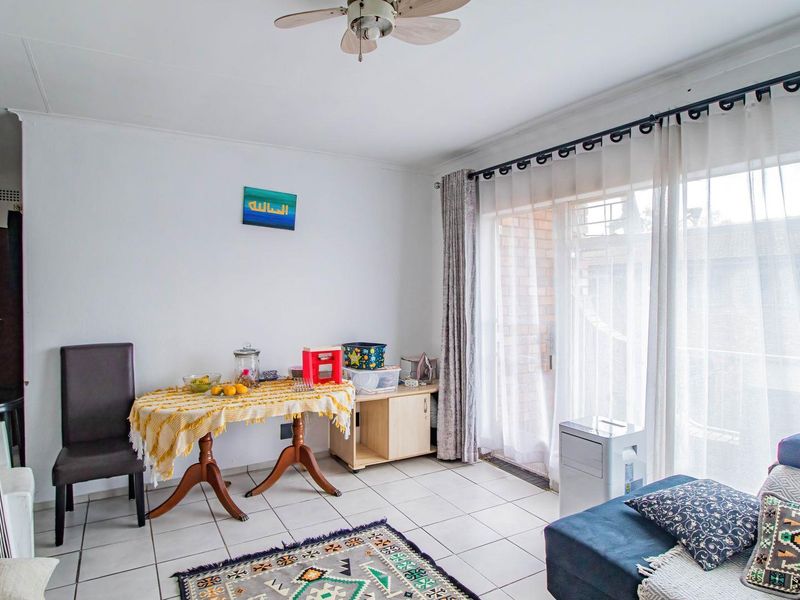 Charming First-Floor Unit: Comfort Meets Convenience! - Photo 4