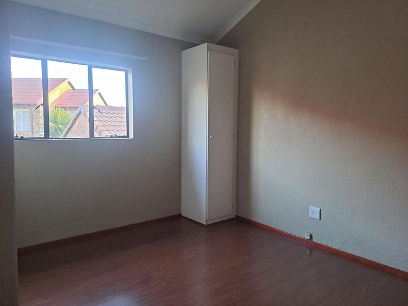 For Sale – Charming 2 Bedroom Duplex with Loft in Secure Highveld Complex - Photo 8