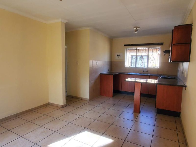 Townhouse For Sale – Perfect for first-time buyers and investors! - Photo 3