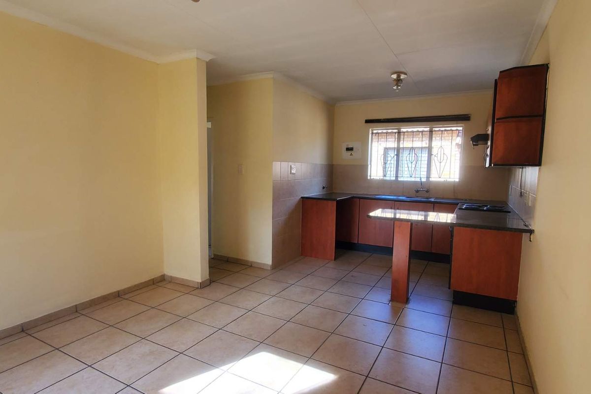 Townhouse For Sale – Perfect for first-time buyers and investors! - Photo 3