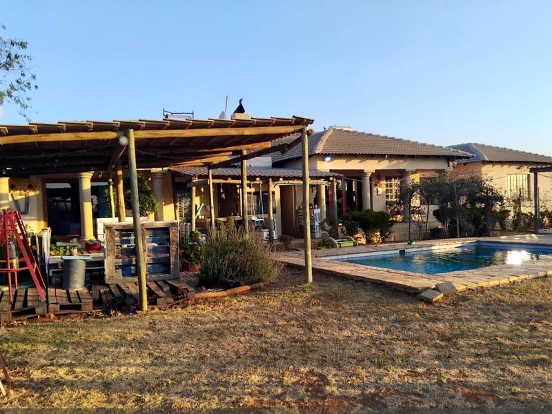 For Sale: Spacious Family Farmhouse - Photo 10