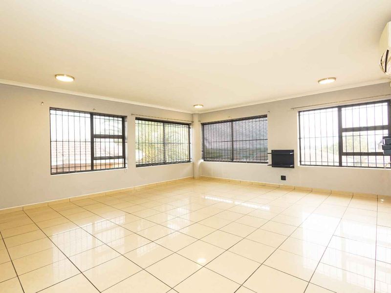 Space, Style, and Comfort - Photo 4