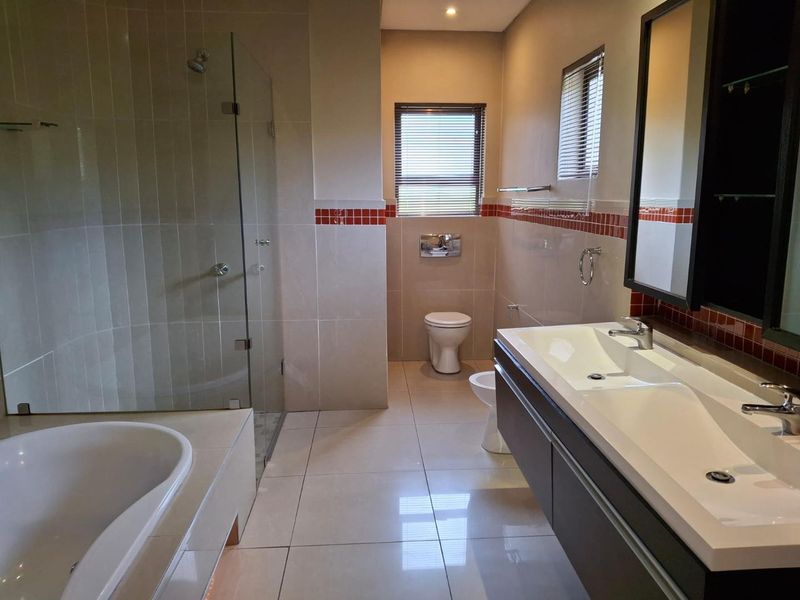 A MAGNIFICENT TWO BEDROOM UNFURNISHED TOWNHOUSE - Photo 9