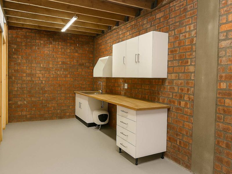 Fairview warehouse with mezzanine, available immediately! - Photo 7