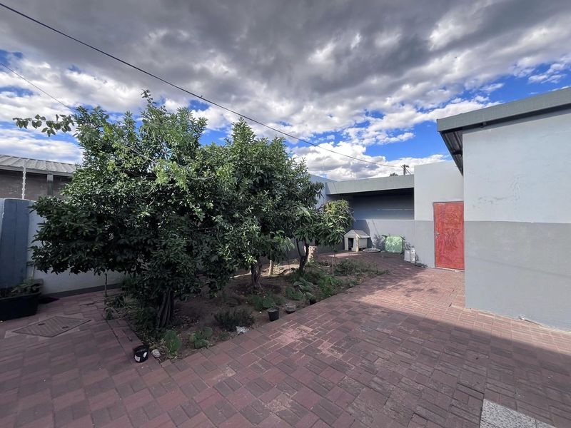 Three bedroom house for sale in Khomasdal - Photo 2