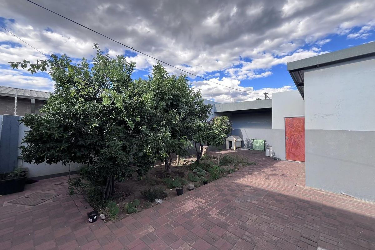 Three bedroom house for sale in Khomasdal - Photo 2