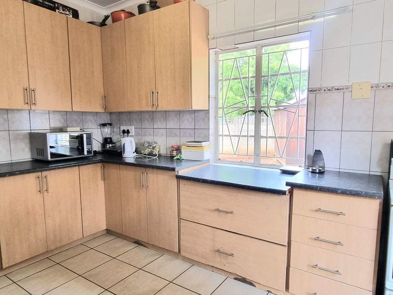 CHARMING RENOVATED HOME - Photo 5