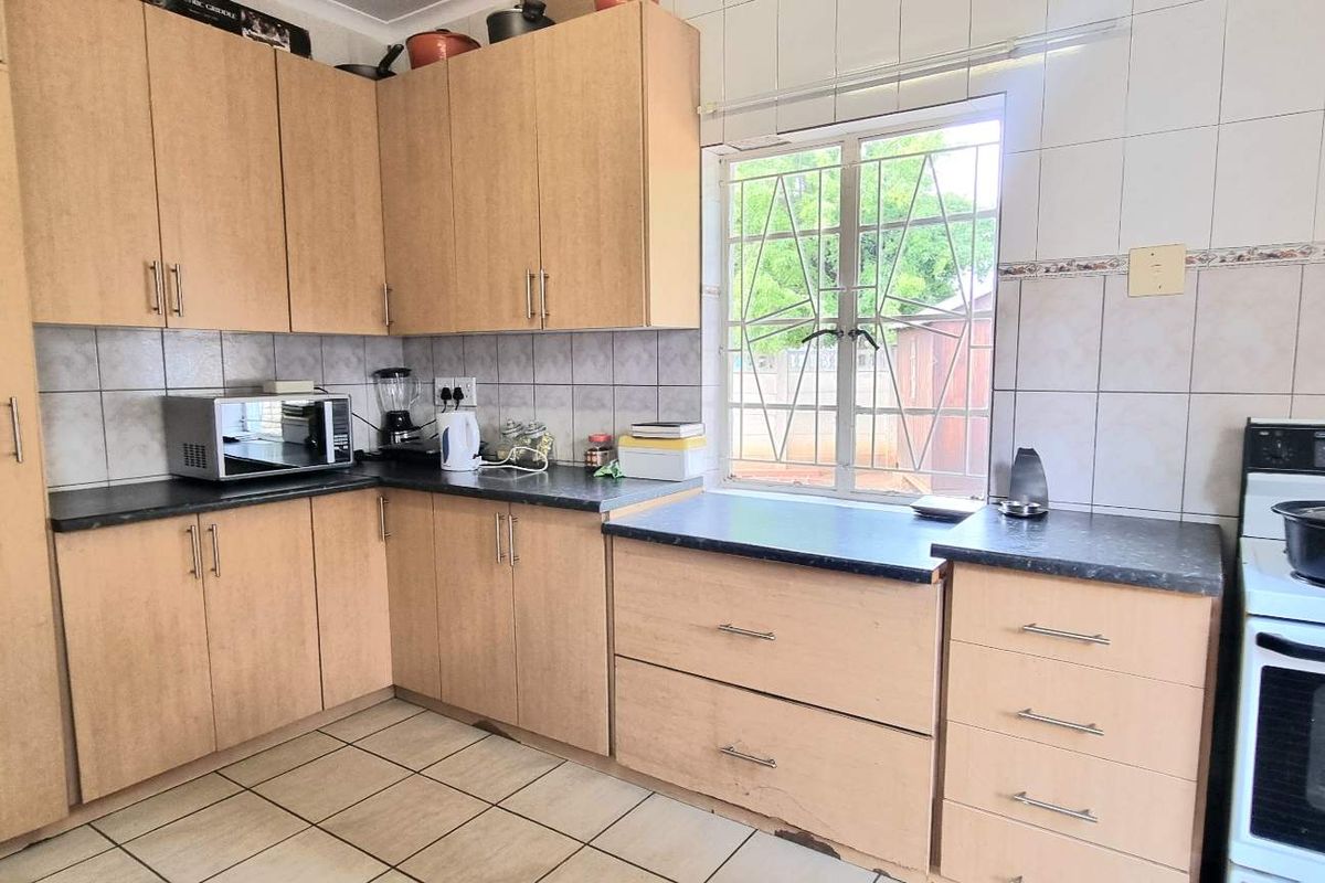 CHARMING RENOVATED HOME - Photo 5