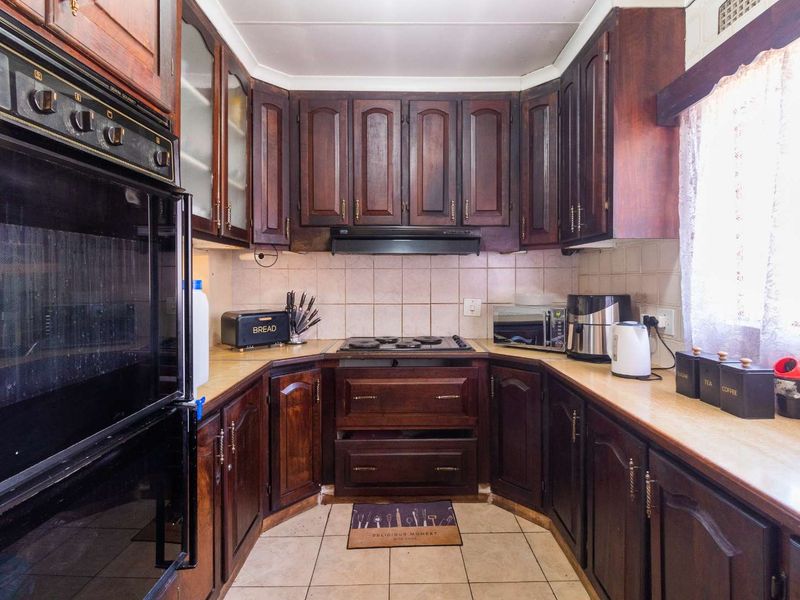 Income generating 3 Bedroom House with 2x Flatlets - Photo 7