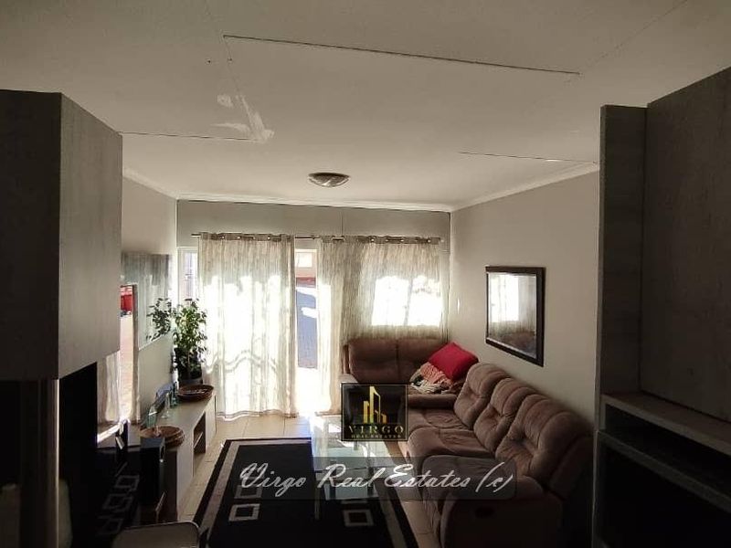 NEAT & WELL MAINTAINED 2 BEDROOM 1-LEVEL TOWNHOUSE FOR SALE IN OTJOMUISE: IANDA COURT - Photo 8