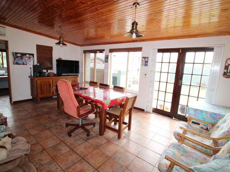Neat as a pin Family home - Photo 3